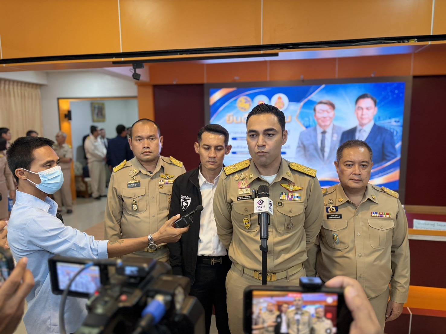 นายเจเศรษฐ์ ไทยเศรษฐ์ รัฐมนตรีช่วยว่าการกระทรวงมหาดไทย พร้อมด้วย นายสิริพงศ์ อังคสกุลเกียรติ รัฐมนตรีช่วยว่าการกระทรวงคมนาคม ลงพื้นที่ รับฟังข้อเสนอแนะ ปัญหา และอุปสรรคจากหน่วยงาน ผู้นำชุมชน และประชาชน ณ โรงเรียนหนองเสือวิทยาคม 