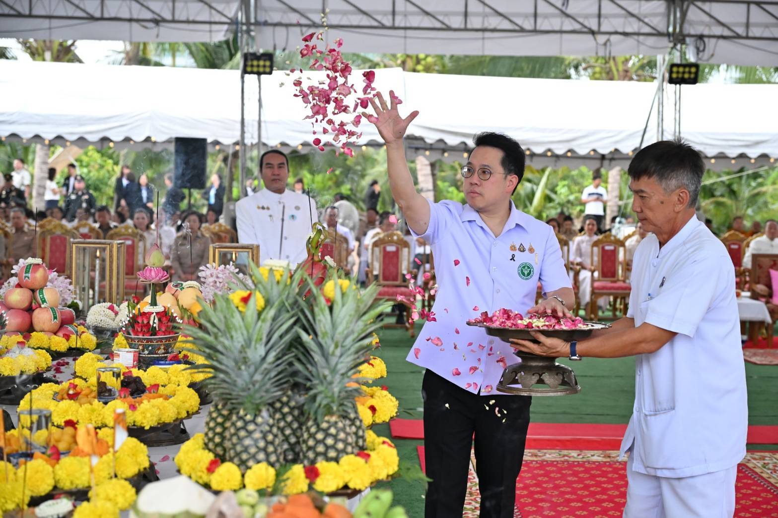 นายพัฒนา พร้อมพัฒน์ รัฐมนตรีว่าการกระทรวงสาธารณสุข ประธานในพิธี บวงสรวงบูชาฤกษ์ โครงการก่อสร้างอาคารตรวจรักษาและส่งเสริมสุขภาพ