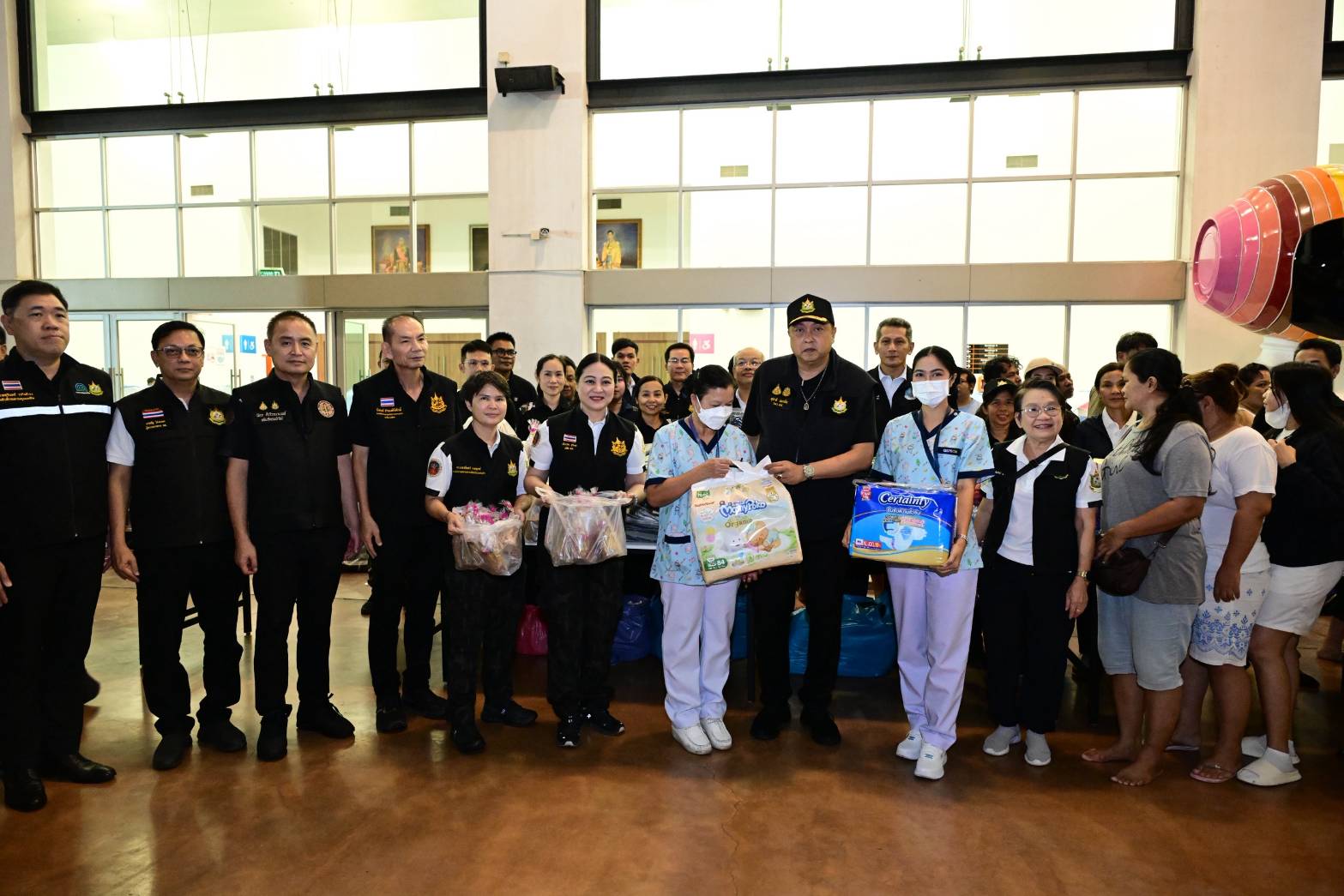 &ldquo;สุชาติ&rdquo; สั่ง &ldquo;ทส.หนึ่งเดียว&rdquo; ลุยลาดกระบัง เพิ่มครัว 6 คัน&ndash;ระดมเรือ ส่งอาหารถึงชุมชน ย้ำ &ldquo;ไม่ทิ้งผู้ประสบภัย&rdquo;