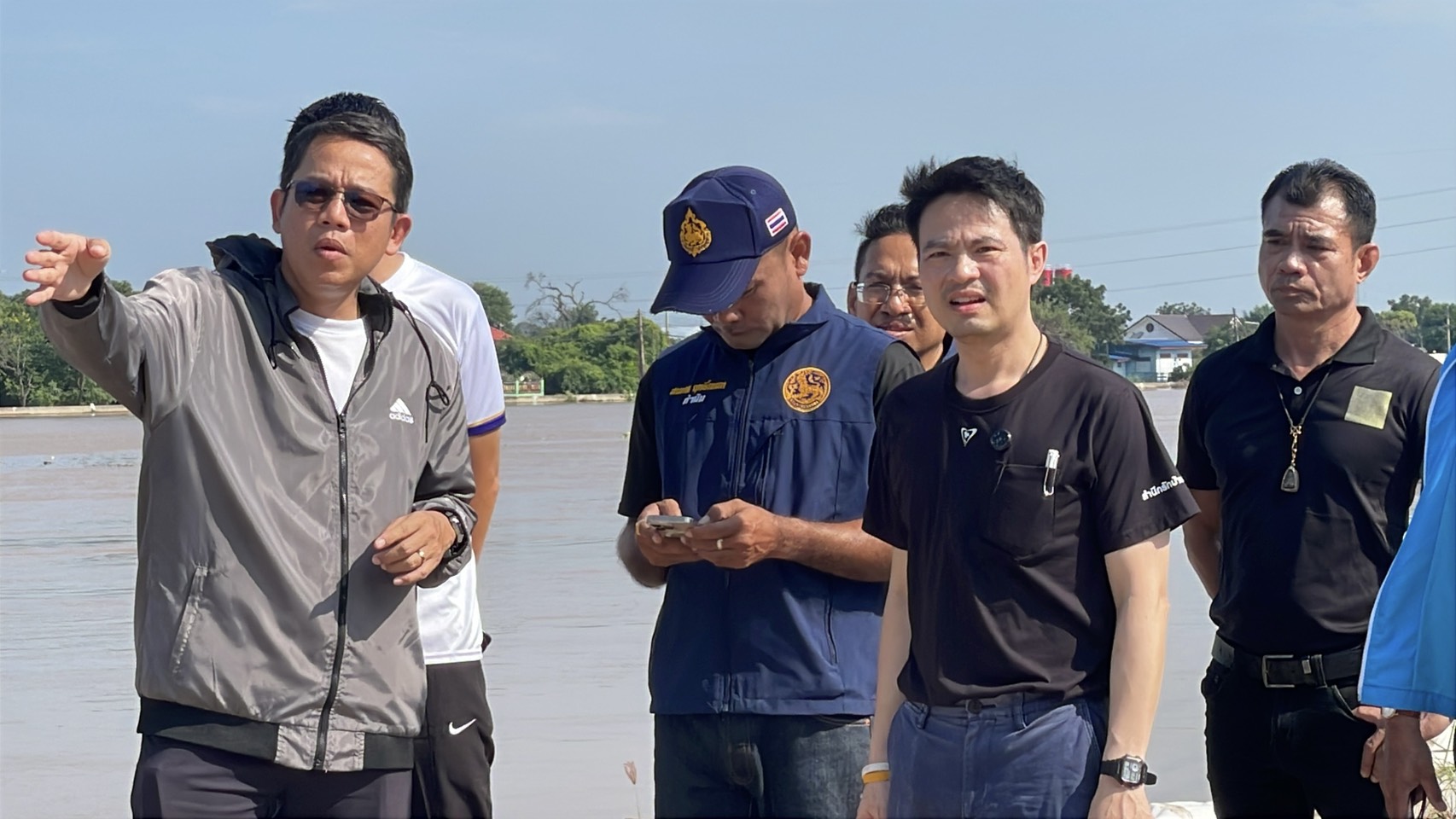 ระดับน้ำในแม่น้ำเจ้าพระยา เริ่มทรงตัว แต่ยังไม่ประมาท เพราะยังสูงกว่าคันป้องกันน้ำท่วม สั่งเฝ้าระหว่างทุกจุด